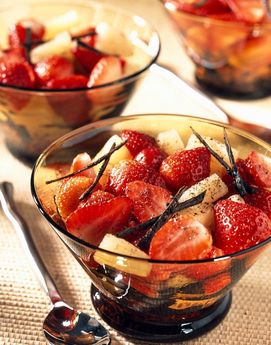 Fruchtsalat mit Erdbeeren, Ananas und Kirschwasser