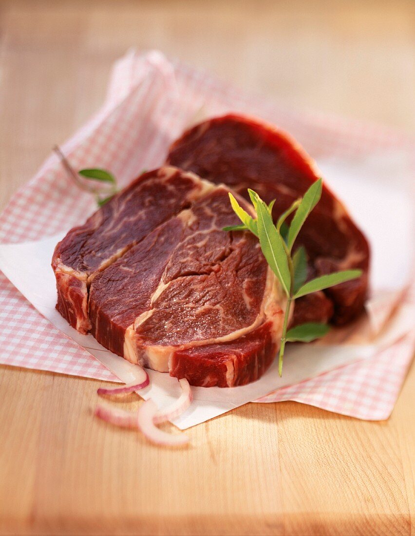Zwei Steakscheiben vom argentinischen Rind mit Würzzutaten