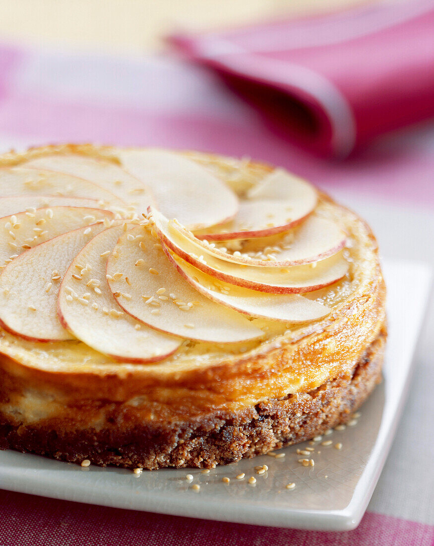 Käsekuchen mit Apfel und Sesam