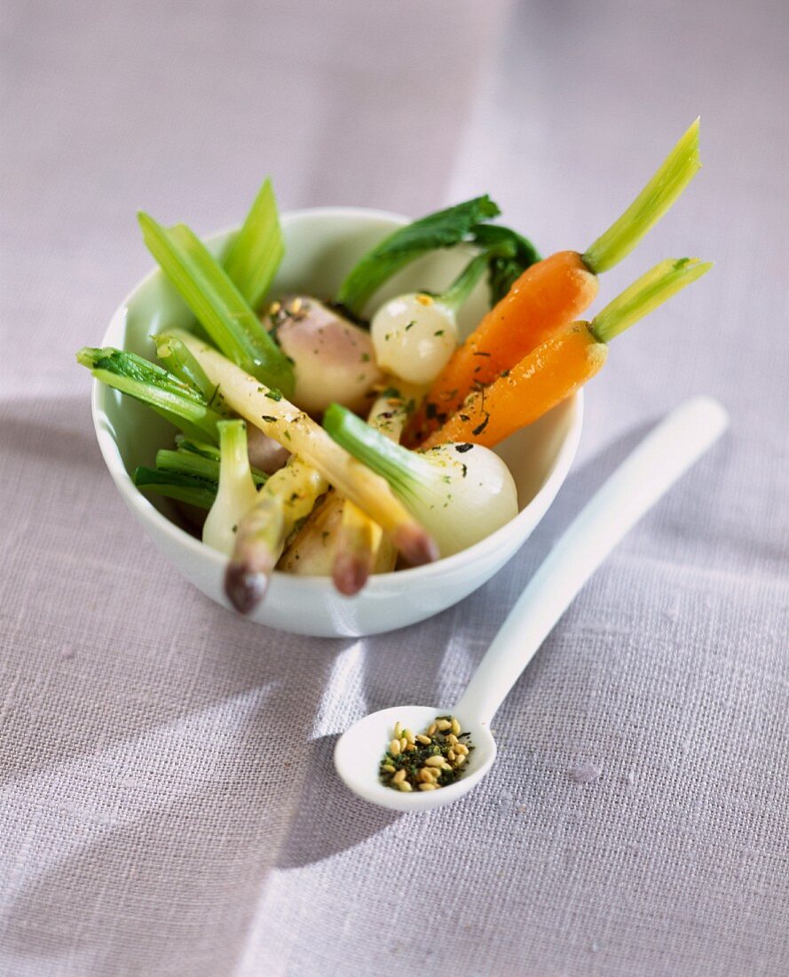 Crunchy vegetables with sesame seeds and green tea