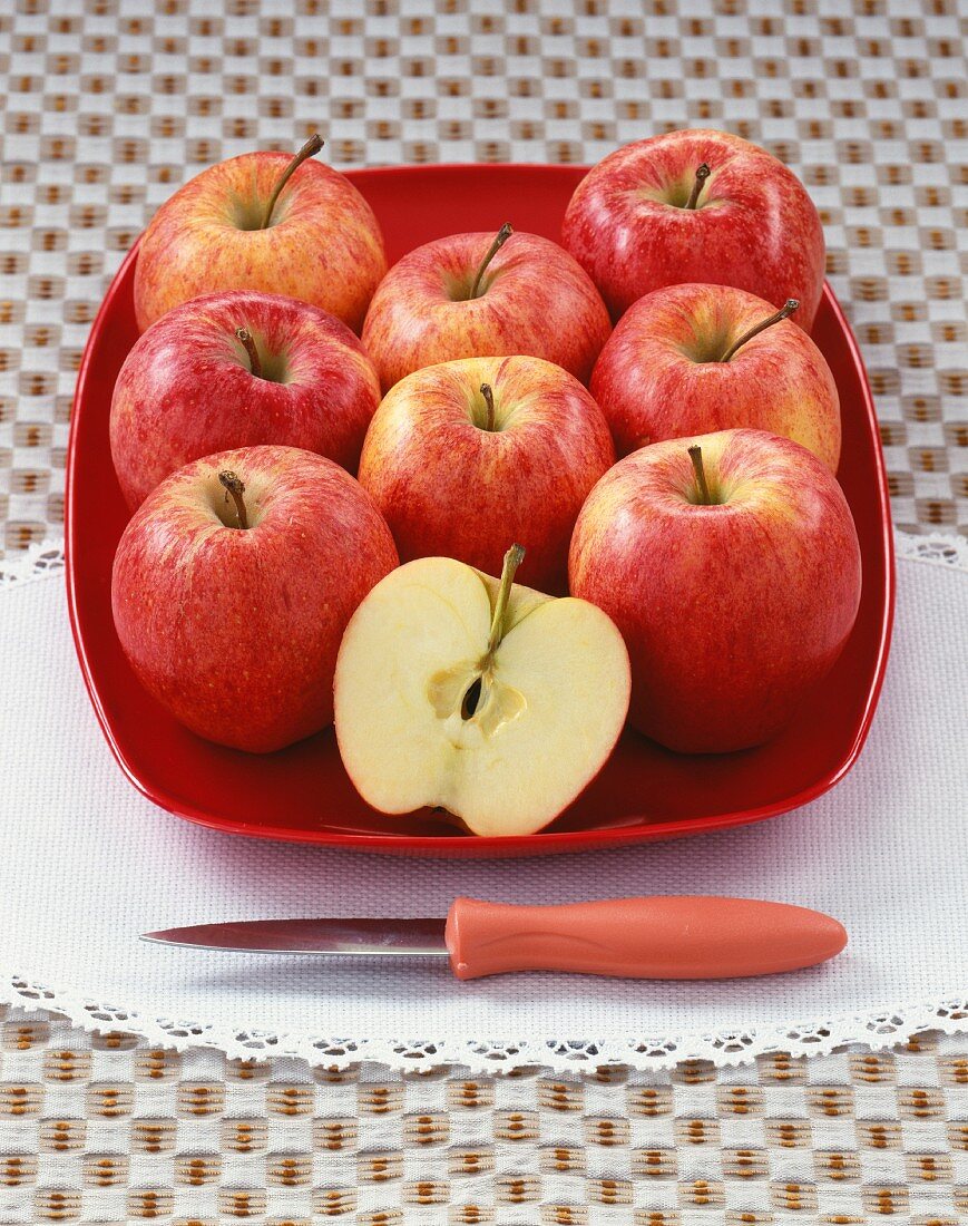 Äpfel auf roter Schale