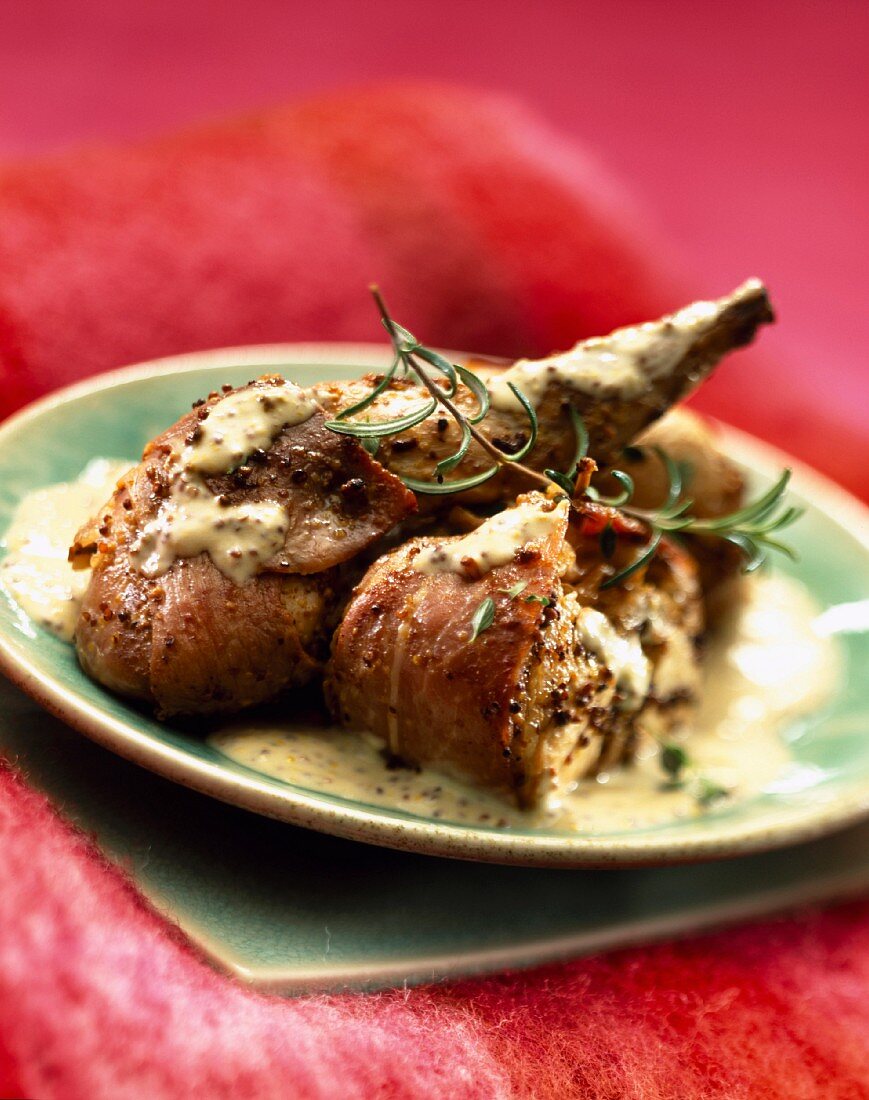 Lapin à la moutarde (Geschmortes Kaninchen mit Senfsahnesauce, Frankreich)