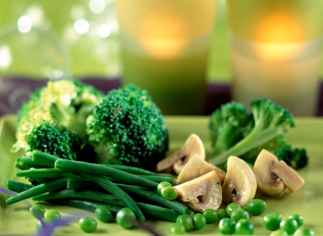 Brokkoli, grüne Bohnen, Erbsen und Champignons