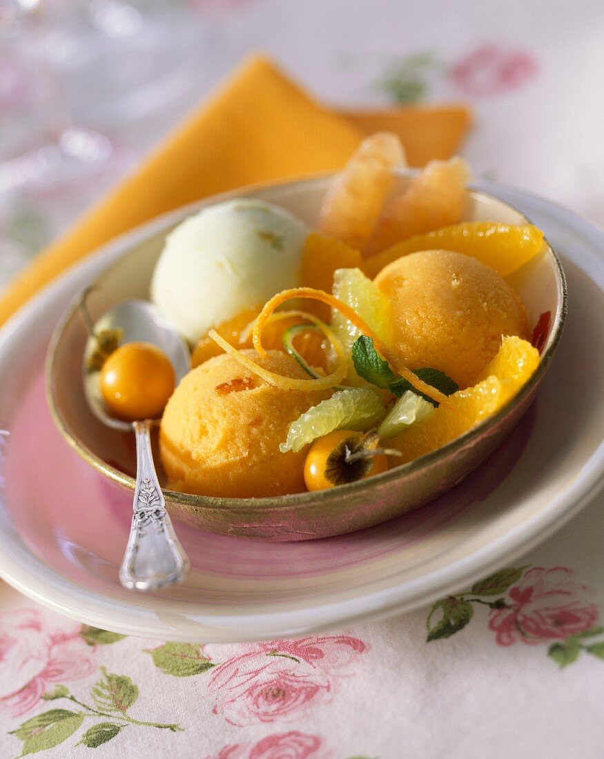 Drei Kugeln Eis: Zitrone, Orange, Kumquat