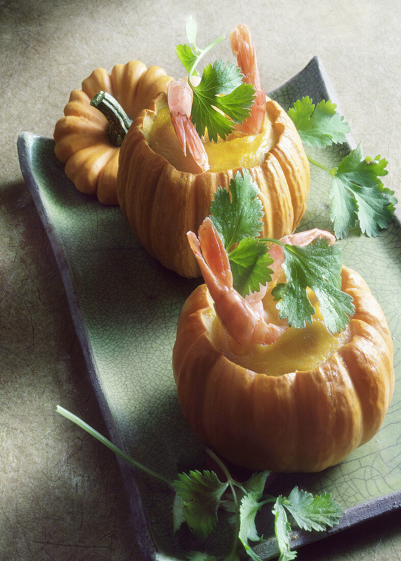 Mini-Kürbis mit Garnelen und Kartoffel-Trüffel-Füllung