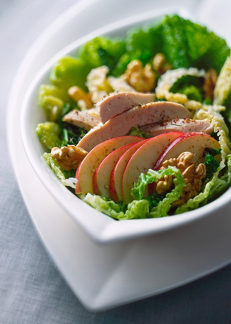 Salat mit Kohl, Apfel und Hähnchen