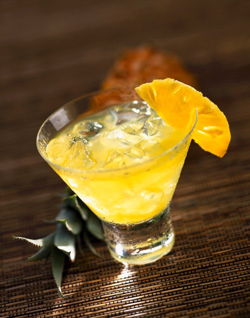 Cocktail mit Cognac und Ananas