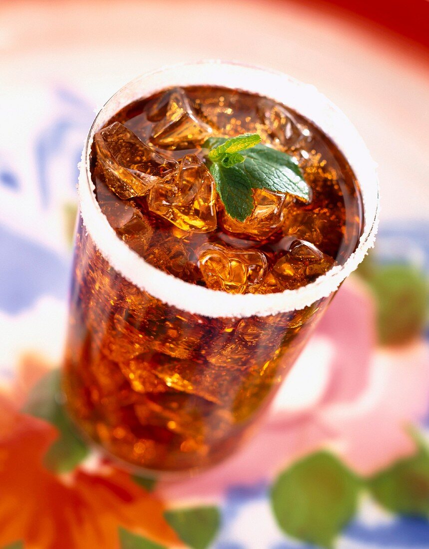 Cocktail mit Whisky und Cola