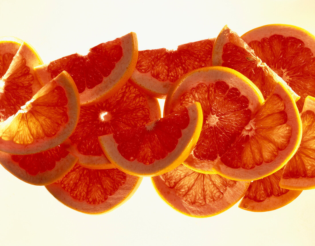 Grapefruitscheiben vor weißem Hintergrund