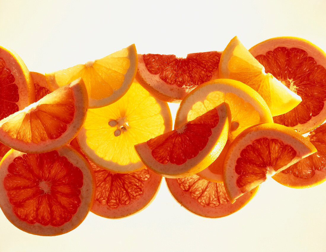 Zitronen- und Grapefruitscheiben vor weißem Hintergrund