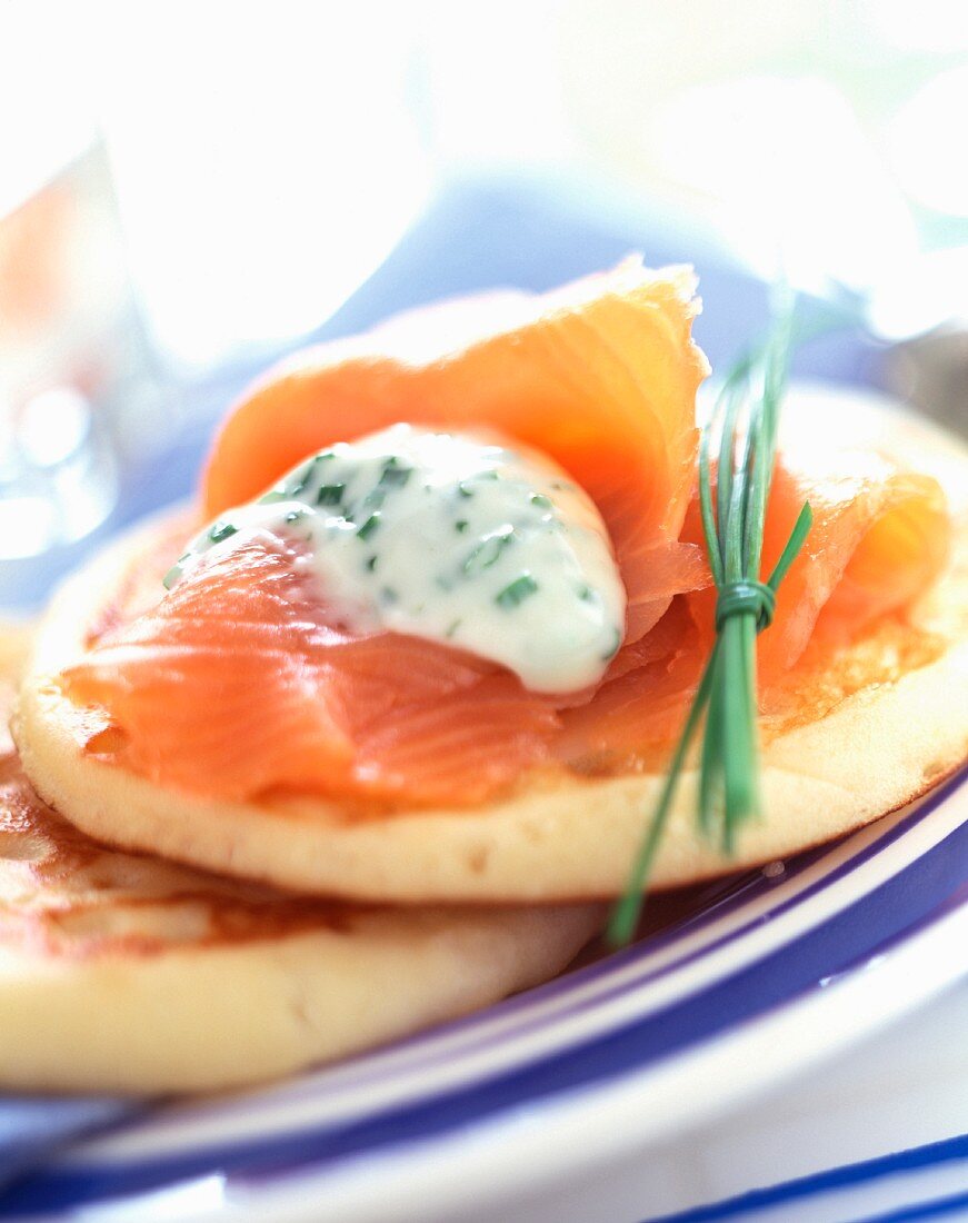 Blinis mit Lachs und Schnittlauch