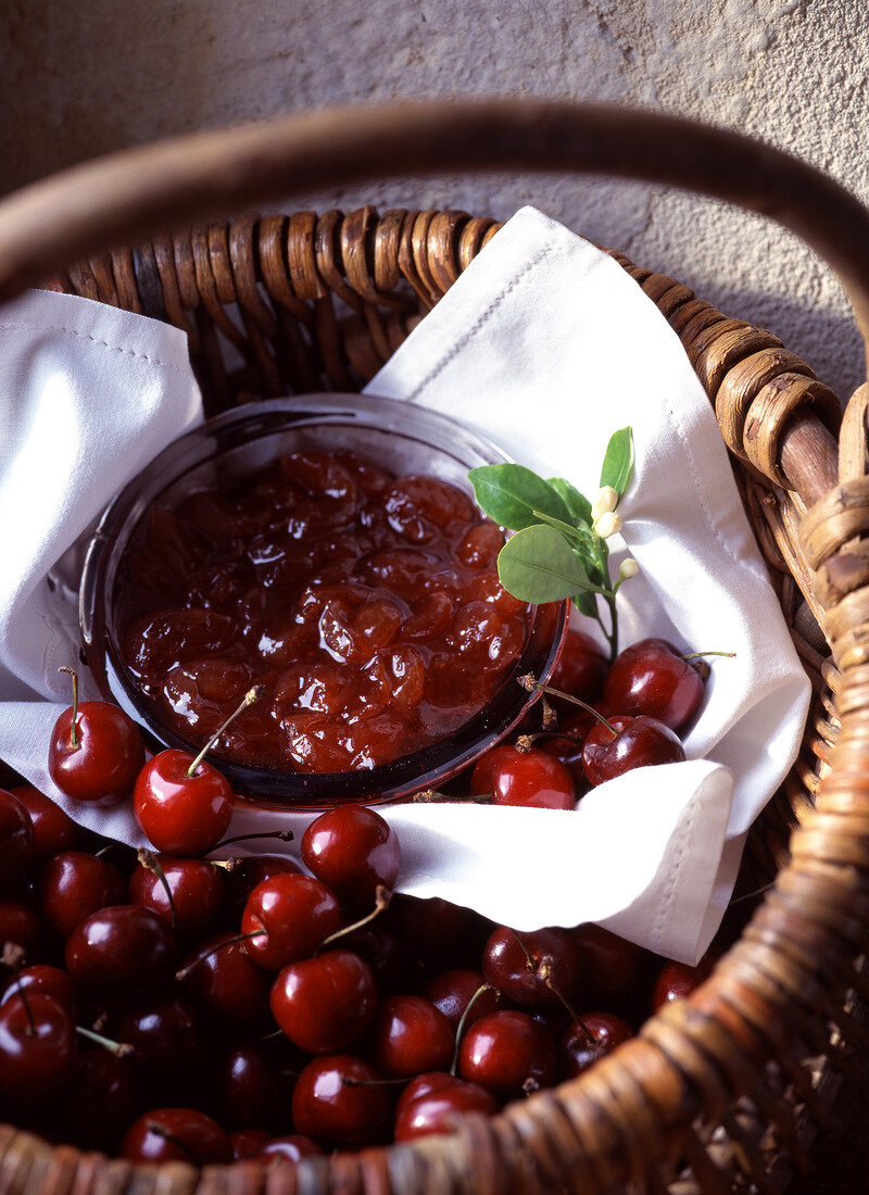 Kirsch-Johannisbeer-Marmelade im Glas und frische Kirschen