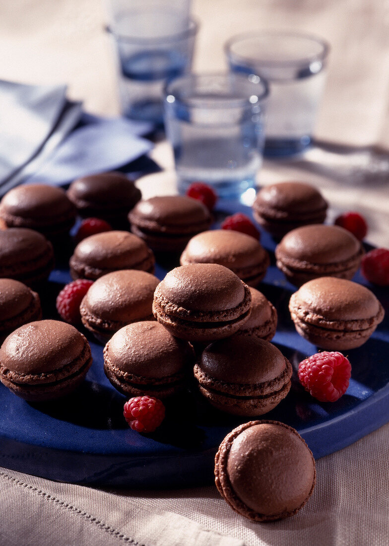 Schokoladen-Macarons mit Himbeeren