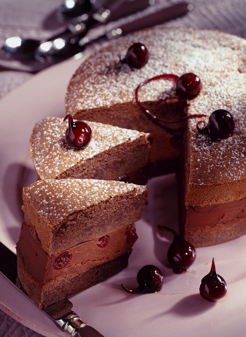 Schokoladenkuchen mit Kirschen, angeschnitten