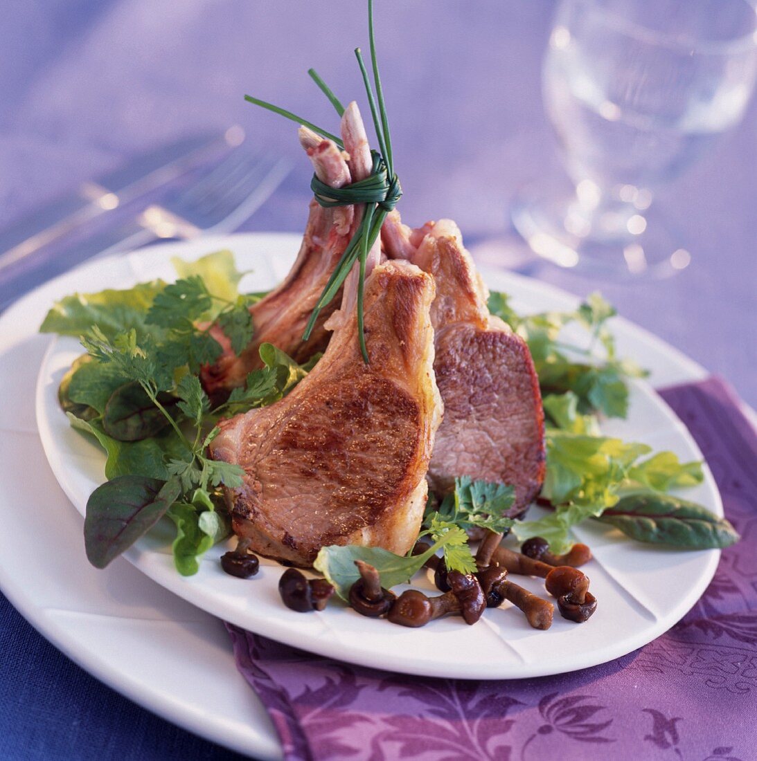 Lammkoteletts mit Pilzen und Salatgarnitur