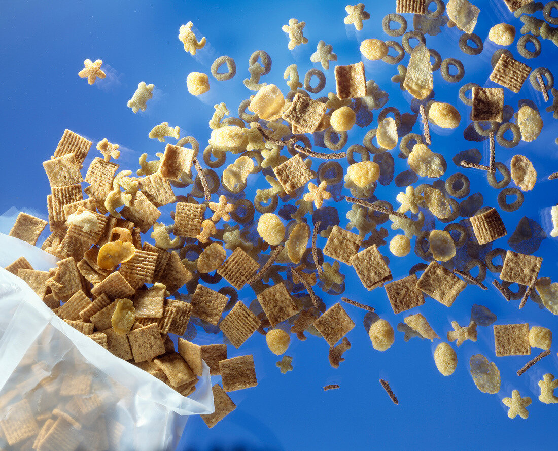 Verschiedene Frühstücksflocken mit Plastikpackung