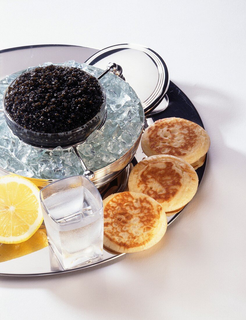 Kaviar auf Eis mit Blinis