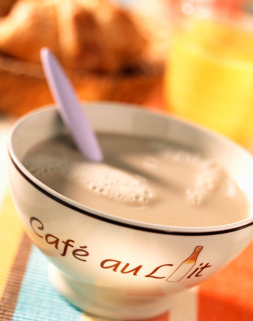 Café au lait (Französischer Milchkaffee) in Trinkschale
