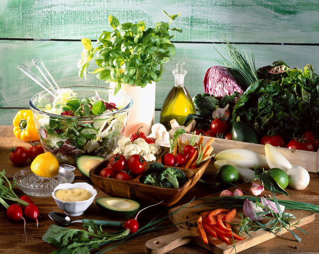 Stillleben mit Zutaten für einen frischen gesunden Salat