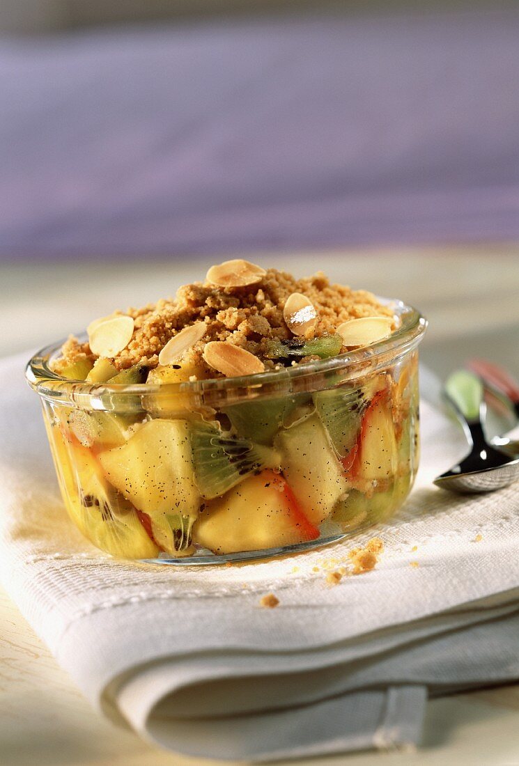 Crumble mit Apfel, Kiwi und Mandeln