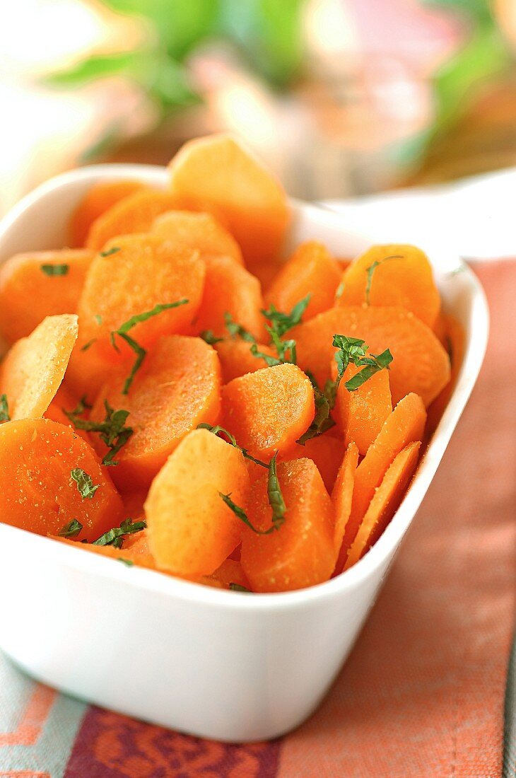 Salat mit gelben und orangen Karotten, Kümmel und frischer Minze