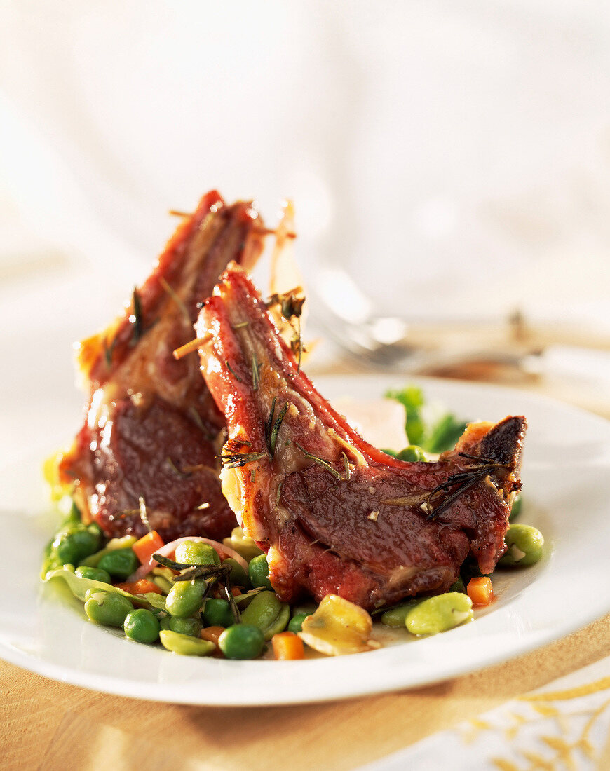Marinated lamb chops with peas, beans and carrots
