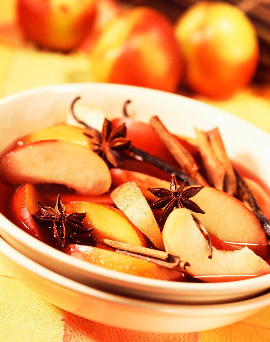 Pfirsichsuppe mit Wein und Gewürzen