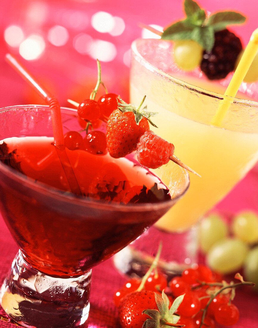 Cocktails mit roten Beeren und mit Trauben