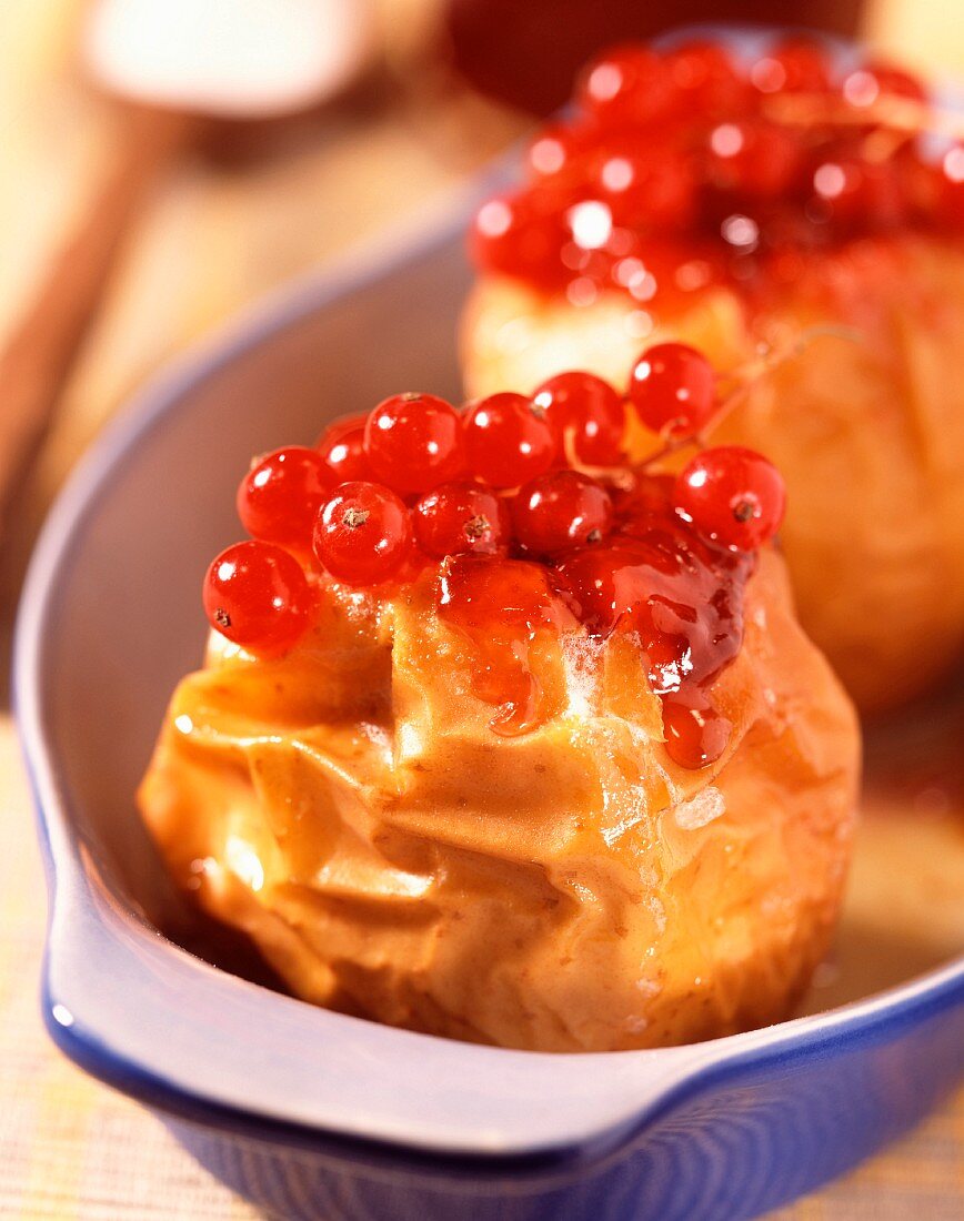 baked apples with redcurrants (topic : winter fruits)