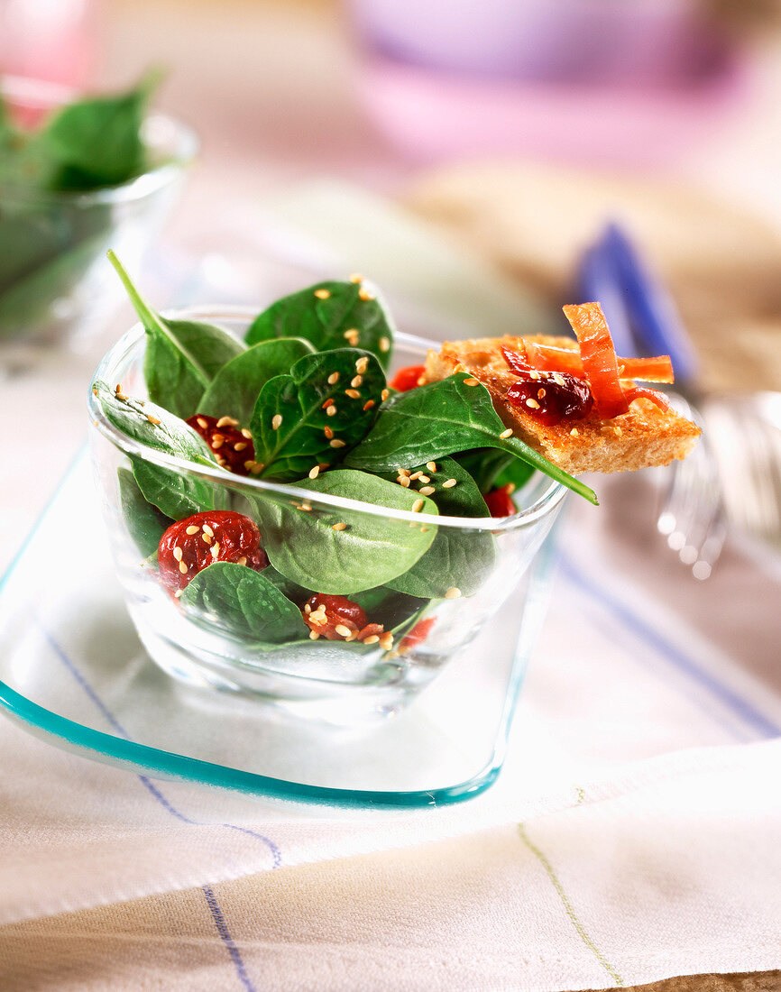 Spinatsalat mit Sesam und Cranberries