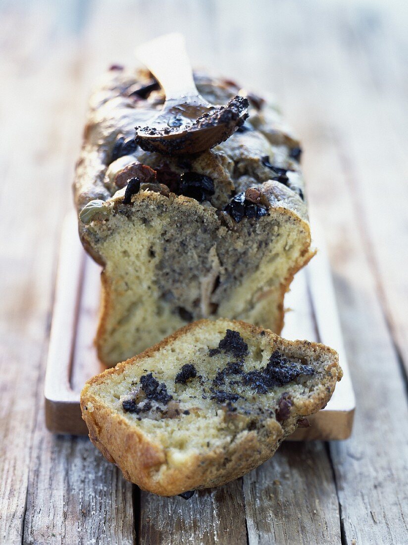 Herzhafter Kuchen mit Tapenade aus grünen und schwarzen Oliven