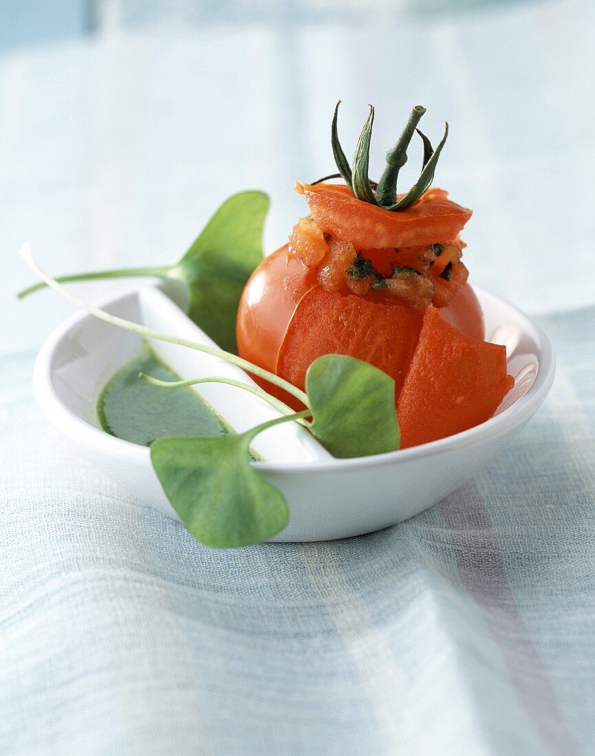 Gefüllte Tomate, Kräutersauce