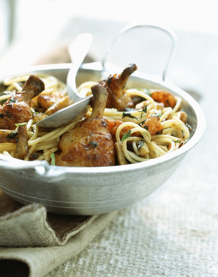 Hähnchen mit Garnelen und Spaghetti