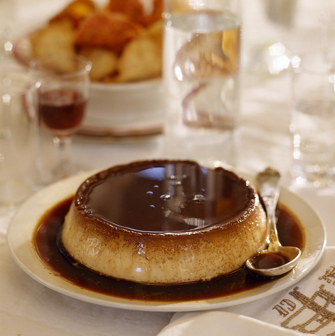 Gestürzter Zitronen-Karamellpudding