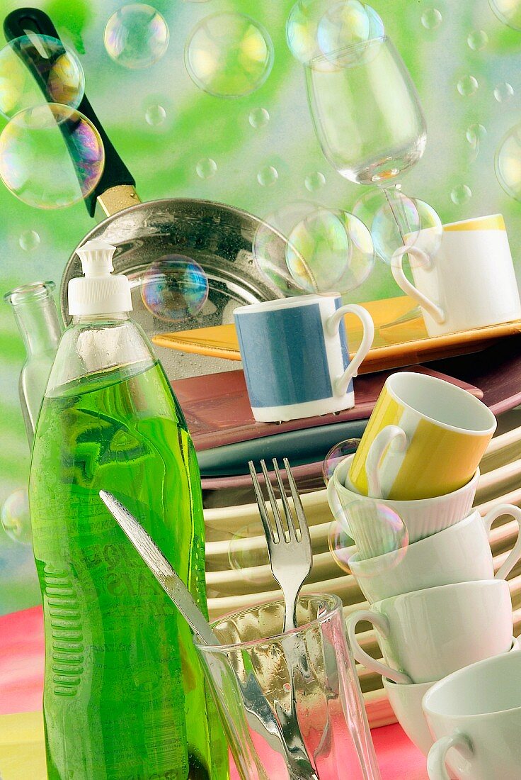 Geschirrspülen: Spülmittel, Geschirr und Seifenblasen