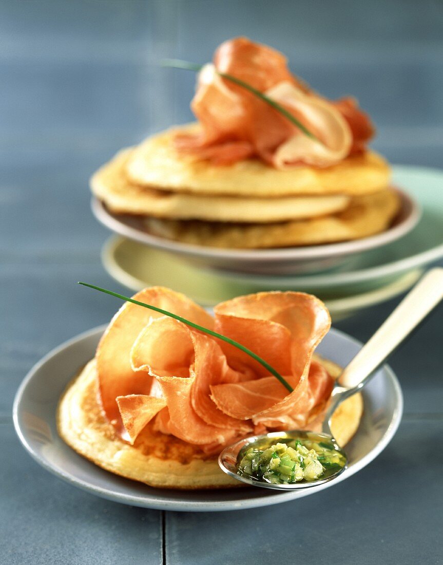 Blinis mit Schinkenrosette