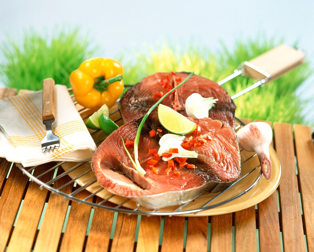 Thunfischsteak mit Limette, Chili und Knoblauch auf Grillrost