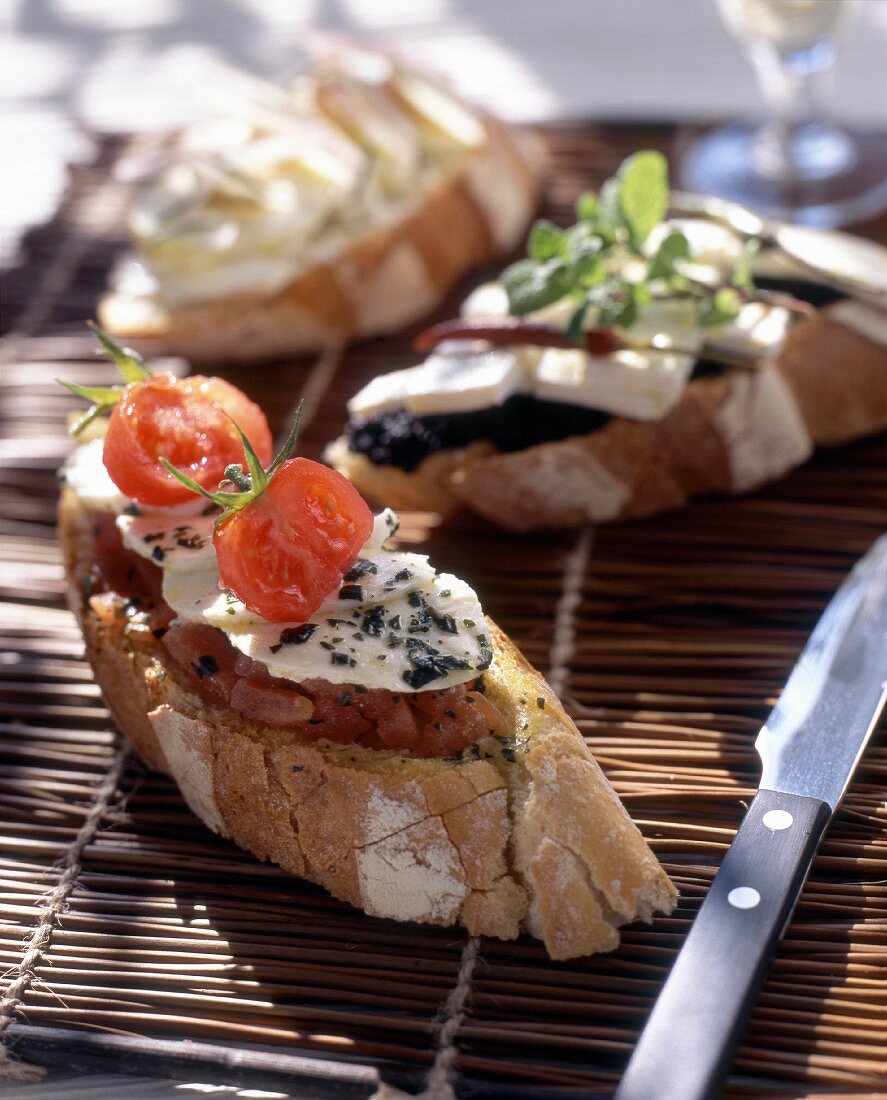 Mozzarella mit Basilikum und eingelegten Tomaten mit Olivenöl auf Landbrot