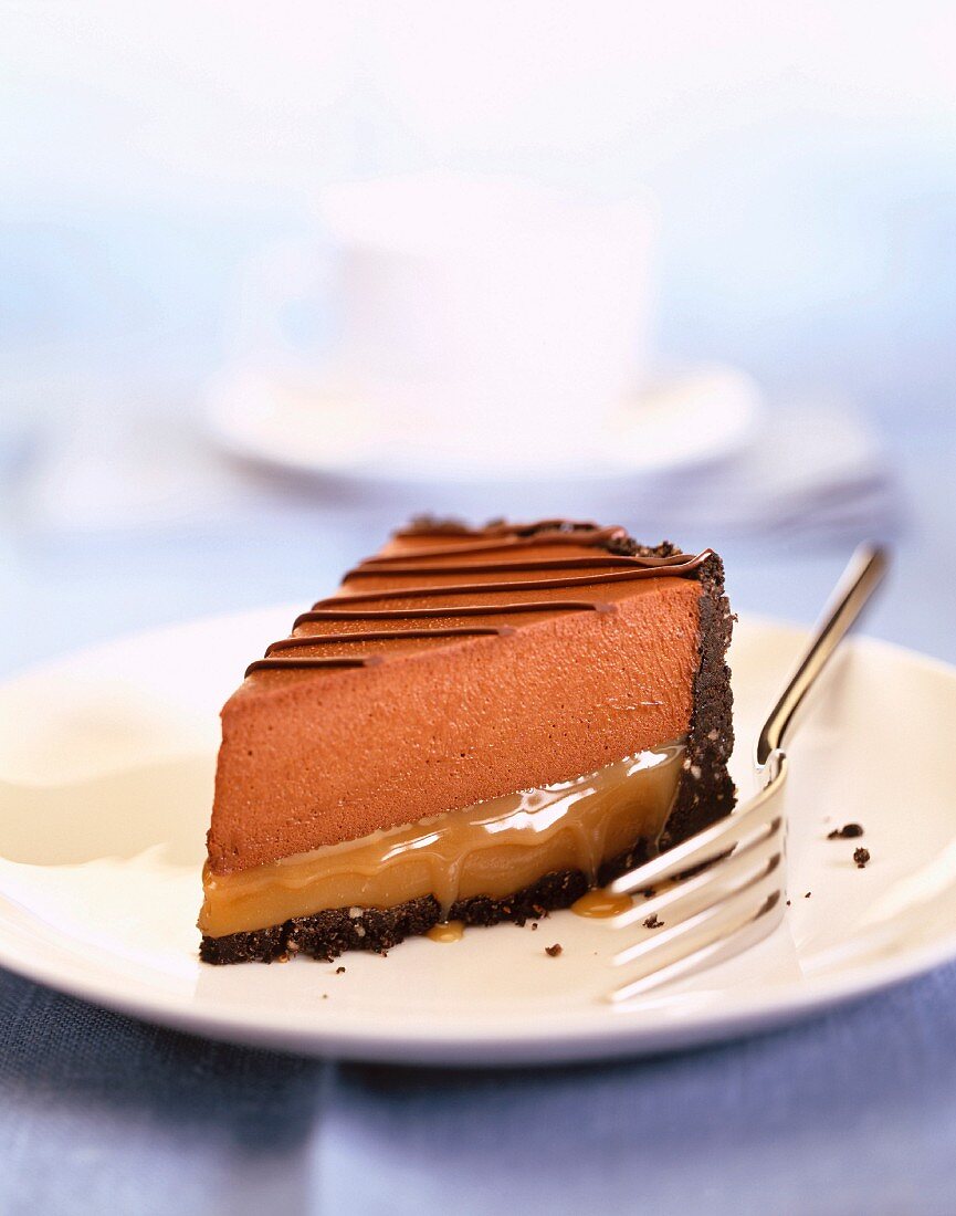 Ein Stück Schokoladenmousse-Karamell-Torte