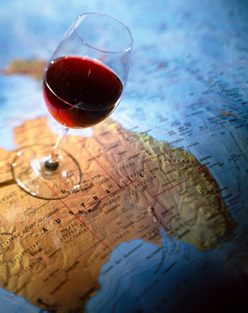 Eine Landkarte mit einem Glas Rotwein das auf Australien steht