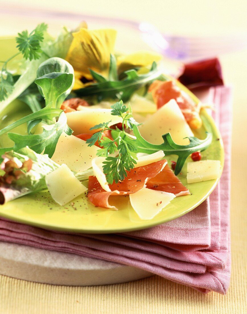 Salat mit Comté-Käse und Rohschinken