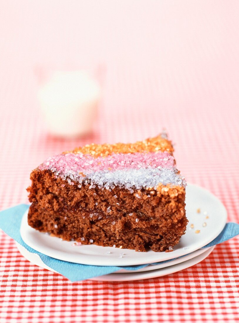 Saftiger Schokoladenkuchenherz mit Kristallzucker in Regenbogenfarben