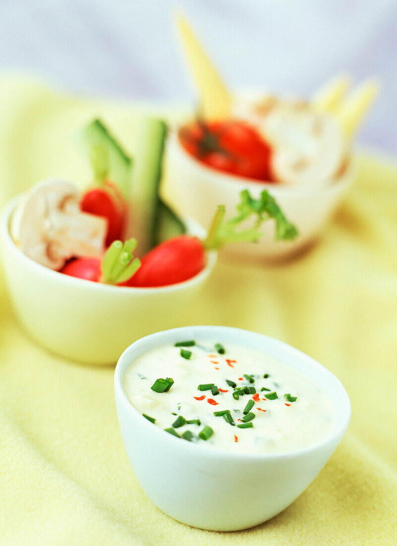 Grapefruit dip with raw vegetables