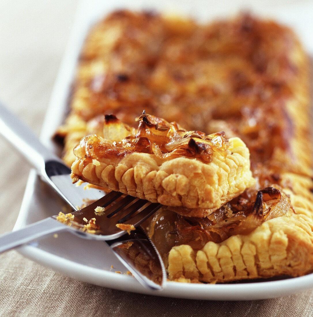 Blätterteigtarte mit Rotweinzwiebeln