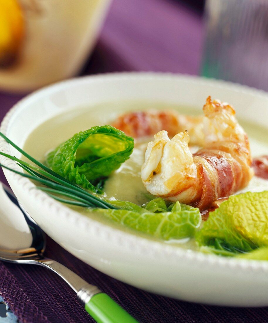 Cremige Kohlsuppe mit Kaisergranat im Speckmantel