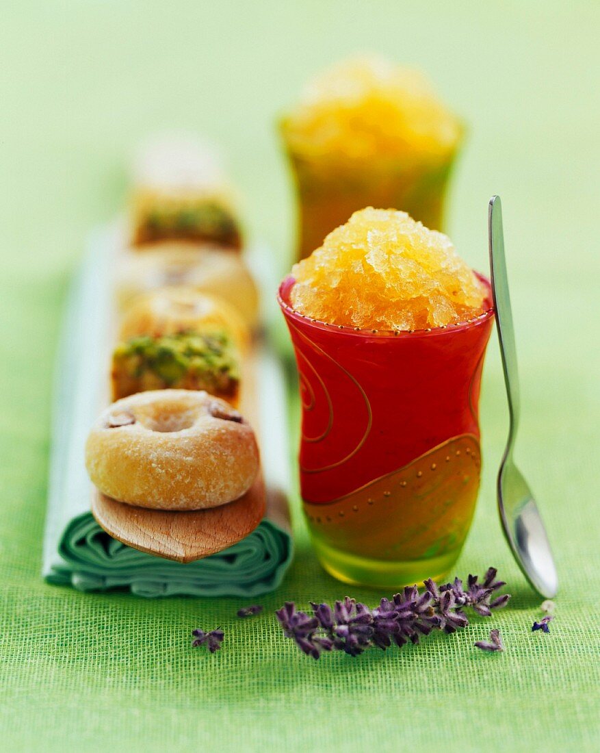 Melonen-Granita mit Honig und kleiner Donut