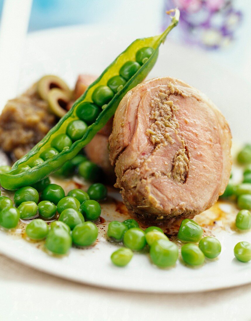 Gefüllte Lammroulade mit grüner Olivenpaste und gedünsteten Erbsen