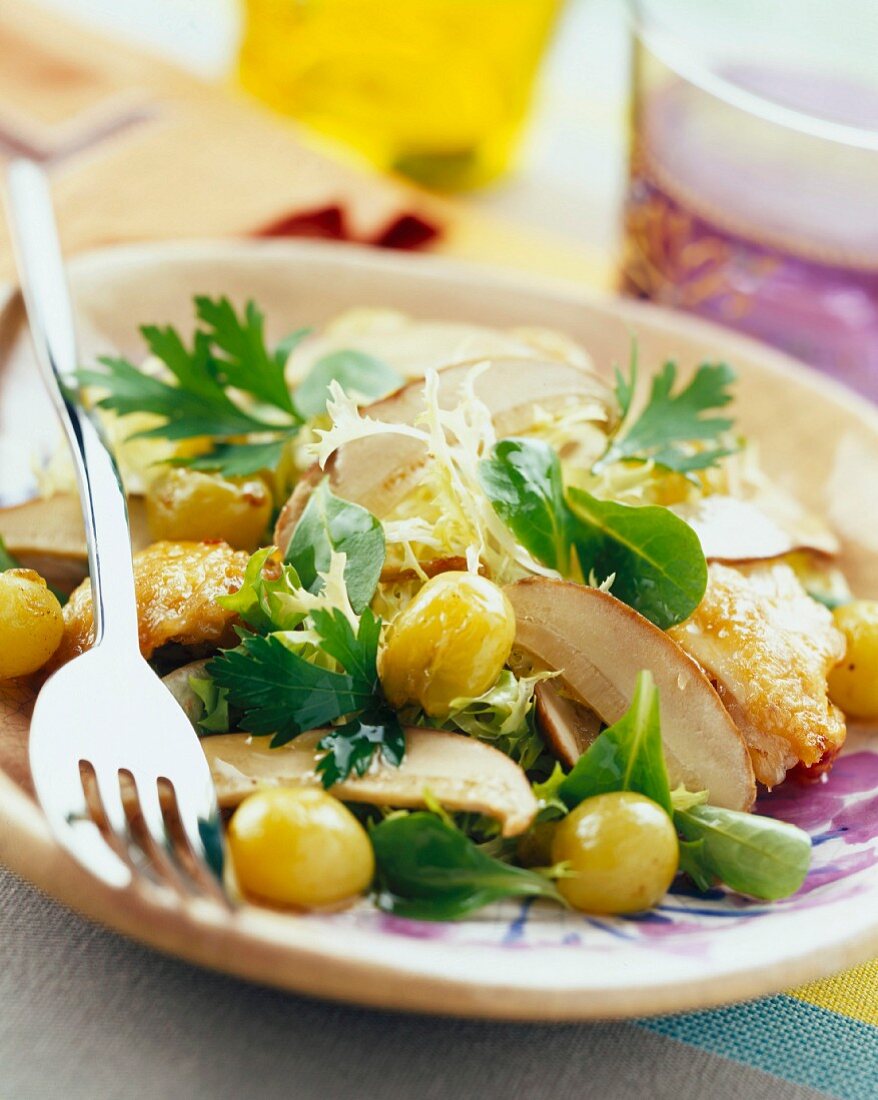 Salat mit Hähnchenflügel, Trauben und Steinpilzen