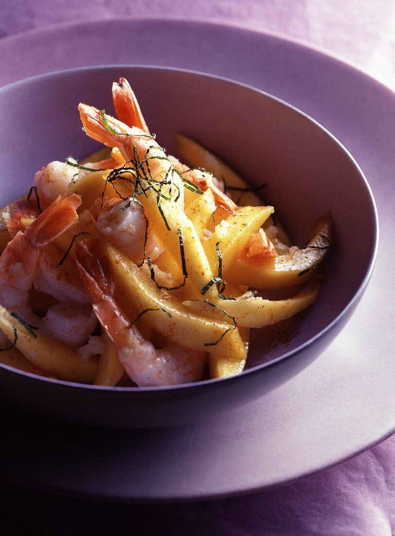 Mangos and prawns with ginger and pepper