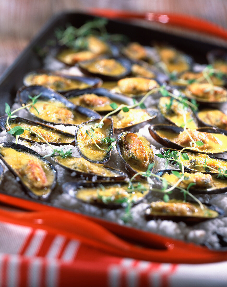 Mussels cooked in white wine, parsley and shallots, with curry
